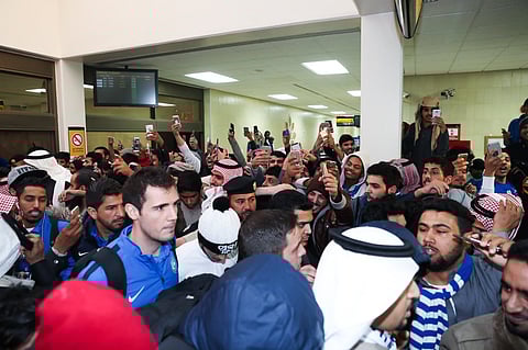 بالصور.. زفة جماهيرية تستقبل فريق الهلال في "القيصومة"