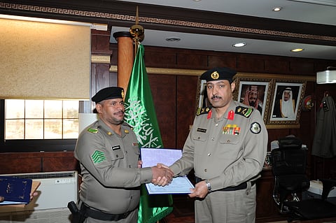 مدير شرطة تبوك يكرم أفراداً ضبطوا ممنوعات في نقطة تفتيش‎