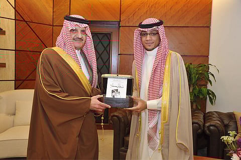 أمير الشرقية يستقبل "الشاعر حيدر" ويشيد بديوانه الشعري