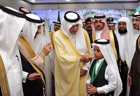 بالفيديو.. الفيصل يكرم "اللحياني" ويدعو له "عسى الله يوفقك ويكفيك شر عيون الناس