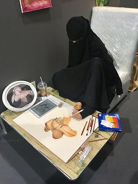 أقدام الفتاة الخارقة "هيلة" ترسم حياة وتحكي قصة.. هذه اللوحة ليست للبيع