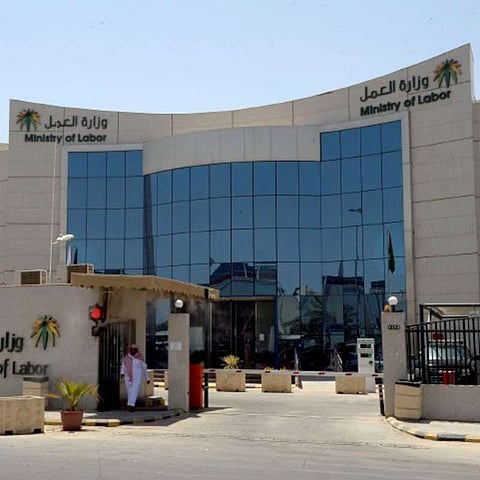 "العمل" تنفي وجود فئات غير مؤهلة للاستفادة من "حساب المواطن"