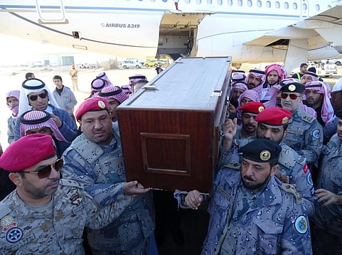 شاهد .. أهالي ومسؤولو القريات في استقبال الشهيد "سلطان الشراري"