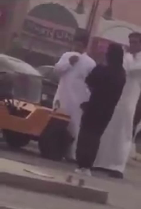 "شرطة الرياض" تُطيح بشابين خرجا مع فتاة متبرجة يستقلان "كرايزلر"