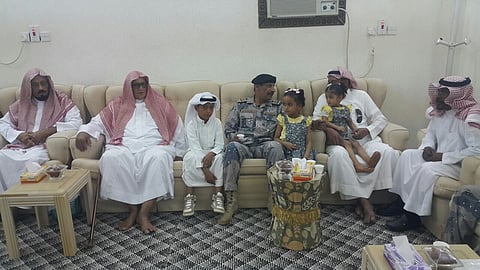 قائد حرس الحدود بجازان ينقل تعازي القيادة لذوي الرقيب "آل خيرات"