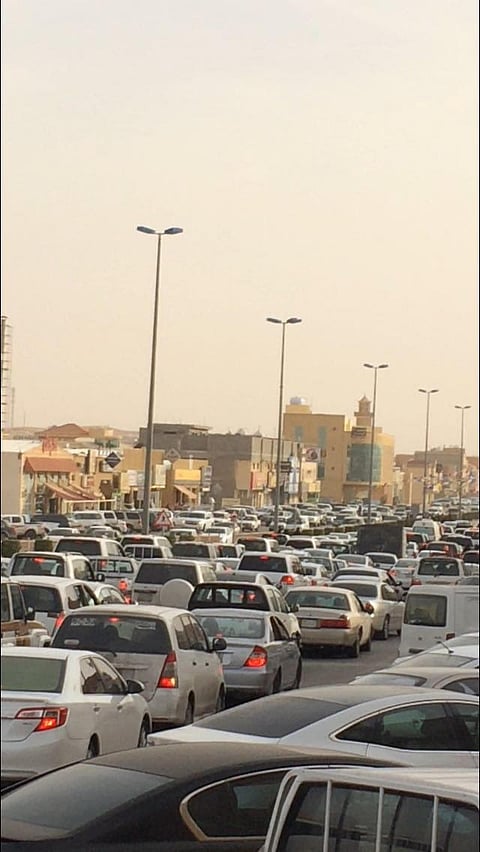 شاهد.. "حمى الشراء" تغلق طريق الفاخرية بعد عروض "متجر شهير"
