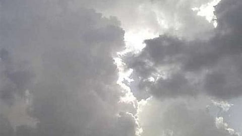 "الأرصاد": سماءٌ غائمة ورياحٌ مغبرة على شرق المملكة ووسطها