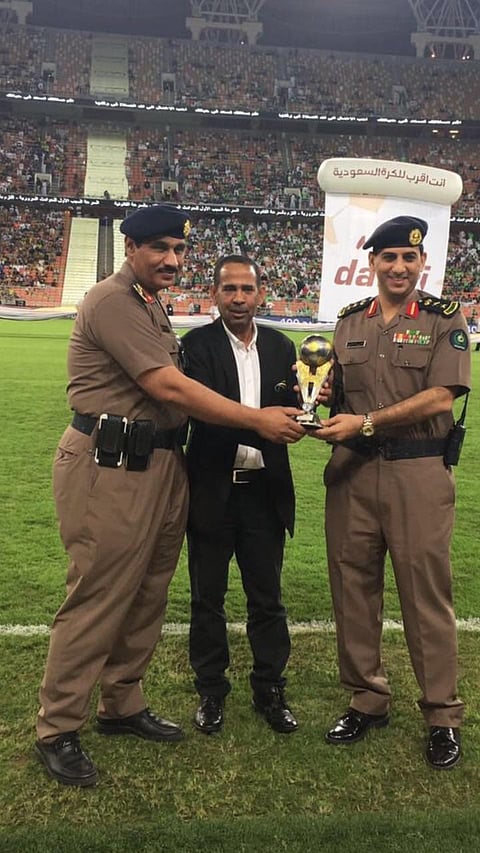 "القوبع" يكرّم "مدني جدة" لمشاركاته الفعالة في مباريات "ملعب الجوهرة"