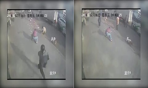 بالفيديو .. آلاف الدولارات تتطاير أمام أحد البنوك!