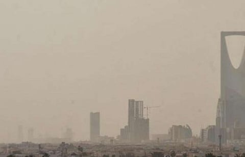 "الإنذار المبكر": حالة رياح وأتربة مثارة بالرياض حتى السادسة مساءً
