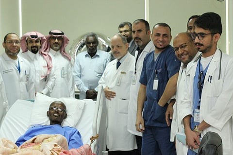 شاهد.. هذا الطبيب هزم السرطان ونال الزمالة من على سرير "العناية"