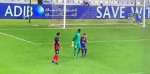 بالفيديو.. حارس "الأهلي" الإماراتي يعتدي على مهاجم "العين"!
