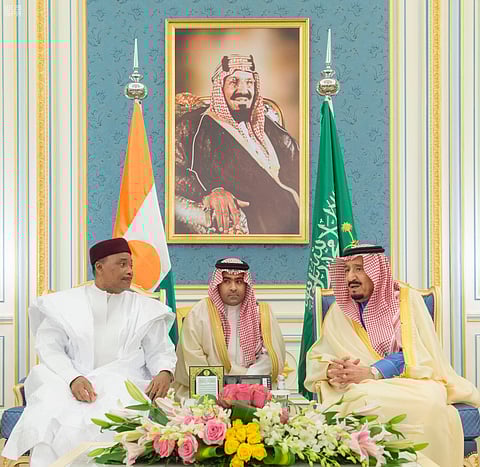 خادم الحرمين يستقبل رئيس النيجر ويقيم مأدبة غداء تكريماً له