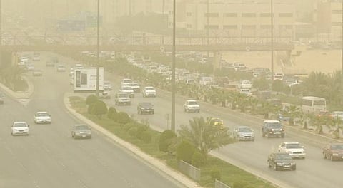 "الإنذار المبكّر": رياحٌ وأتربة مُثارة في 4 مناطق تستمر إلى مساء اليوم