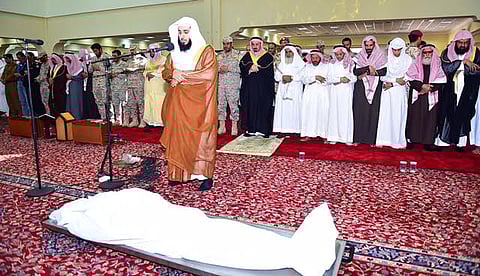 أمير نجران يؤدي صلاة الميت على الشهيد حريصي