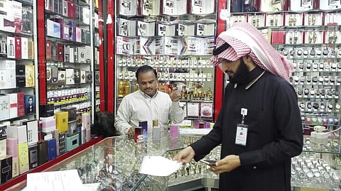 "التجارة" تصادر أكثر من 1300 مستحضر تجميل غير مطابق للمواصفات