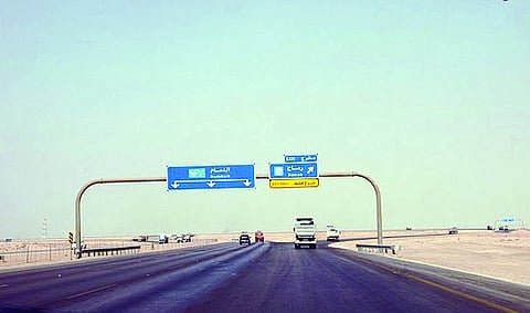 تعثر ازدواجية طريق "رماح-شوية" يقلق سالكيه