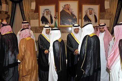 خالد الفيصل يستقبل المعزين في وفاة شقيقه