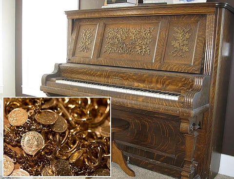 محاولة ضبط إيقاع بيانو تنتهي بالعثور على كنز من الذهب