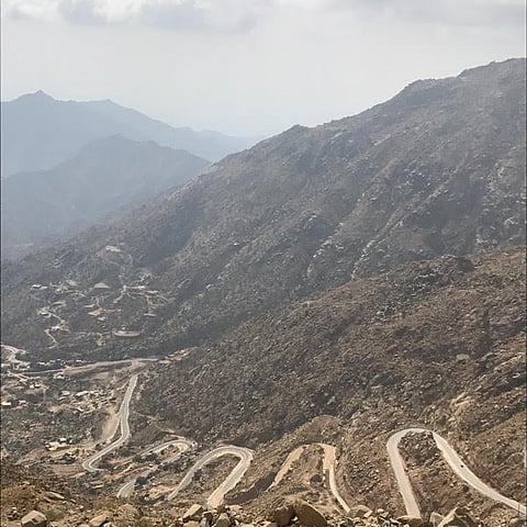 شاهد خطف الأرواح بـ"جبال الحشر".. عناق للسحاب يحاصره ظمأ وشرايين متقطعة