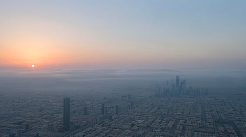 ​شاهد.. كيف عانق الضباب والسحب أبراج الرياض صباح اليوم