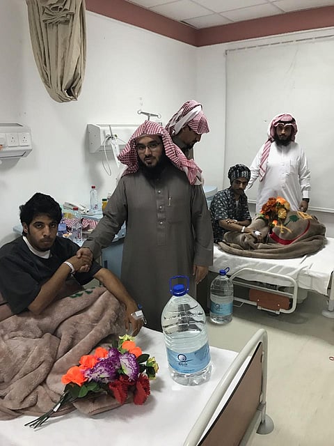 أهالي "قيا بلحارث" يزورون حالات التسمم بمستشفى قيا جنوب شرقي الطائف