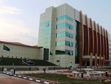 "تعليم حائل" يشيد بمعلمة احتوت طالبة لم تنجح بالمهارات بهدية