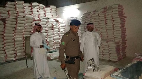 إغلاق مستودع مخالف للأنظمة ومصادرة 30 طن دقيق مغشوش بـ"قوز القنفذة"