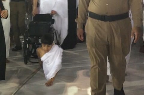 شاهد .. "قاهر المستحيل" يطوف 7 أشواط حول الكعبة المشرّفة على يديه