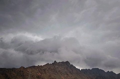 طقس السبت .. سماءٌ غائمة وأمطارٌ متفرقة وسحبٌ رعديّة