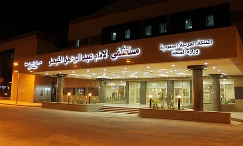 فريق طبي يجري عملية جراحية معقدة بمستشفى عبد الرحمن الفيصل‎