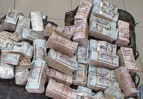 الإطاحة بأفغاني حاول تهريب 900 ألف ريال داخل أكياس قمح