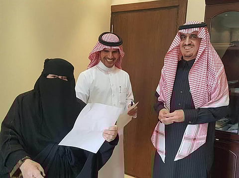 حادث يدفع سبعينة لاقتحام مكتب تعليم الرياض مطالبة بتسجيلها بمحو الأمية
