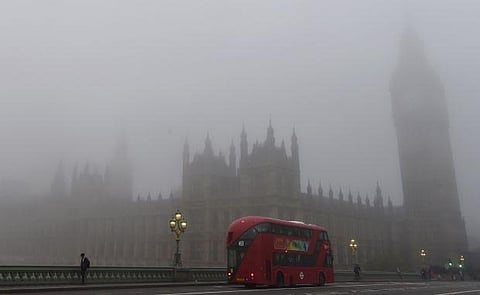 الضباب الكثيف  يلغي حوالي 200 رحلة جوية في بريطانيا