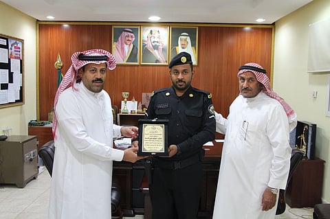 "رواد الأمراء" تكرم رجلي أمن ساهما في ضبط الحركة ومنع التجمهر خلال الامتحانات