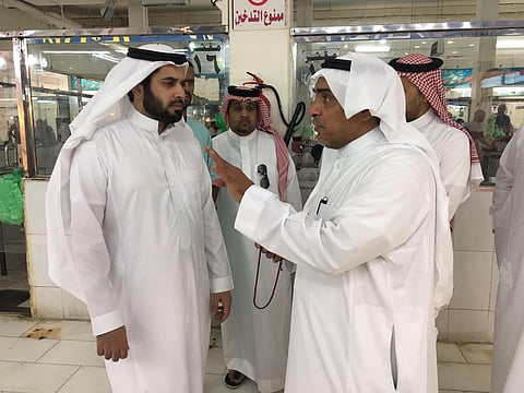 بعد انتشار فيديو عن سوء حالته.. مدير صحة البيئة يتفقد سوق السمك المركزي بمكة