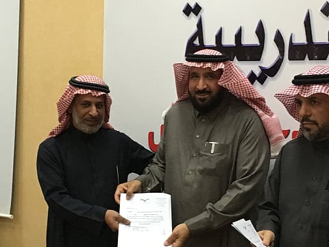 "الشنيبر" يكرم متقاعدي مدارس مكتب التعليم بالدرعية