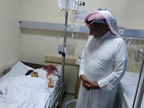 "الدويسي" يطمئن على صحة الطفلتين المعتدى عليهما من الخادمة اﻹفريقية