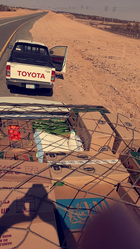 ضبط عمالة وافدة تنقل مواد غذائية بطريقة غير صحية.. إضافة لدجاج وخضار وسجائر