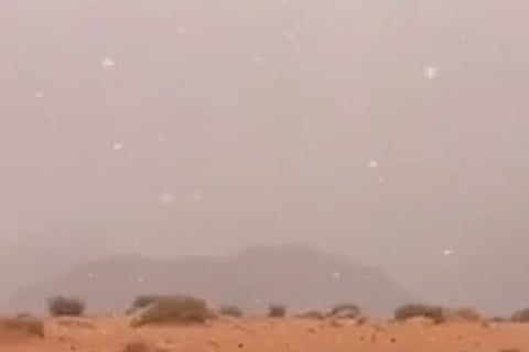 شاهد .. ثلوج خفيفة تغازل مرتفعات تبوك والأجواء شديدة البرودة