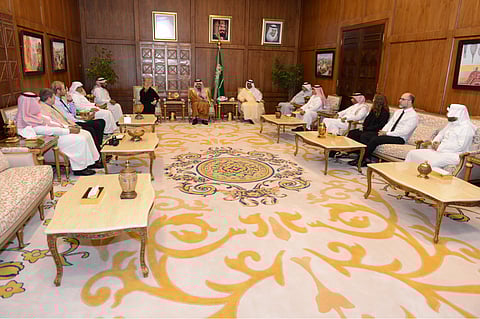 أمير عسير يستقبل الفريق السعودي البريطاني لمسح المواقع الأثرية