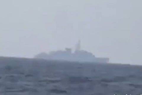 مصادر: الفرقاطة السعودية تواصل مهامها .. وخبير: هكذا تلاعب الحوثيون بمقطع الانفجار