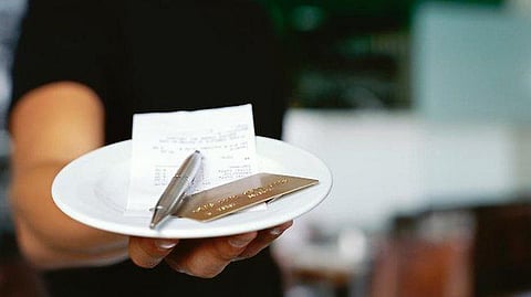 أمريكي وزوجته يأكلان في مطعم " كبسة" اليمني.. ويكتبان "سعداء بوجودكم بيننا".. والبخشيش ٥٠ دولاراً