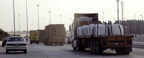 "النقل العام" تُلزم الشاحنات بتركيب حواجز السلامة