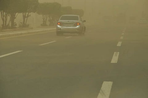 "الأرصاد": سماءٌ غائمة بمعظم المناطق .. الغبار والضباب حاضران