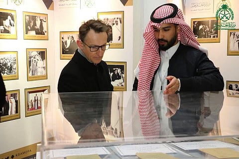 جوازات ملوك السعودية تُلفت انتباه "دولاج" الفرنسي بجناح "الخارجية" بالجنادرية