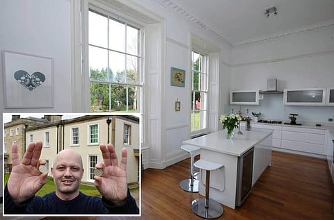 بريطاني يبيع منزله الفخم بـ "جنيهين".. ولكن مكسبه مليون إسترليني