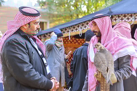 التصوير مع "الحر" يجذب الزوار إلى "أستديو الصقور" بحائل