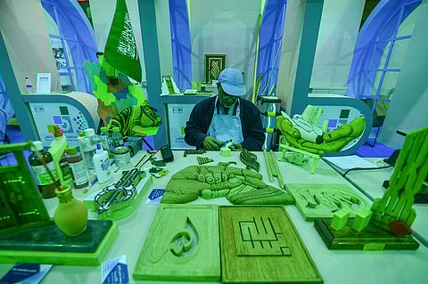شاهد.. صيانة أعطال قرية الجنادرية بسواعد سعودية