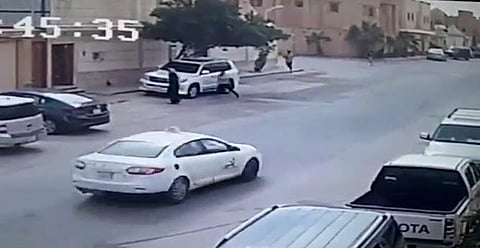 فيديو متداوَل.. ثلاثة مجرمين يسلبون مواطنًا بالقوة في وضح النهار
